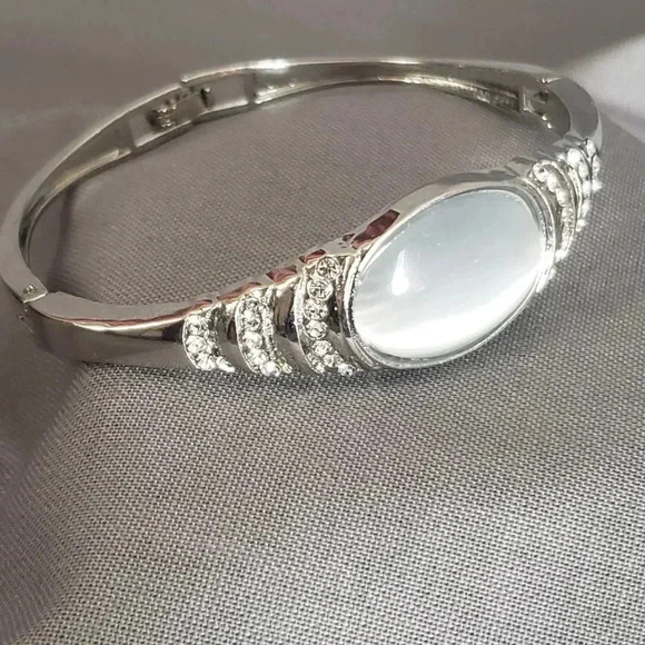 COPY - Oval Gray Shape Crystal Bracelet Silver tone - Picture 2 of 4